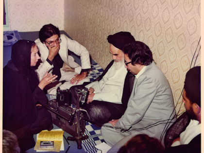 Una imagen de la entrevista de Oriana Fallaci al ayatolá en la ciudad santa de Qom, en 1979