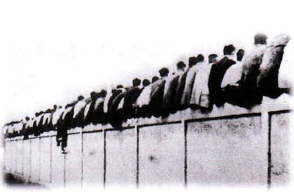 Una imagen de la época muestra a los hinchas del Barcelona apoyados sobre una tribuna y con la parte trasera de su cuerpo a la vista de todos