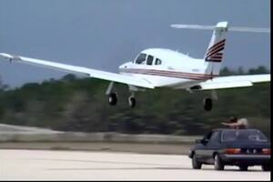 Una imagen de la espectacular maniobra que coordinaron el piloto del avión y el conductor del Audi para evitar un aterrizaje de emergencia