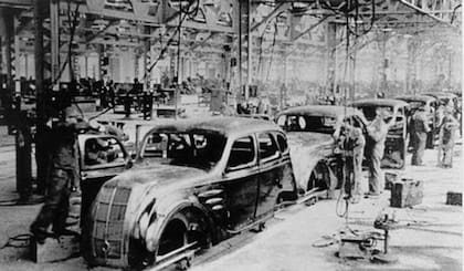 Una imagen de la fábrica Toyota en sus inicios, luego de abandonar la producción de telares para empezar a hacer autos