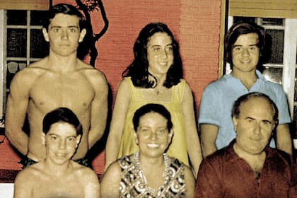 Una imagen de la familia Puccio: Alejandro es el primero a la izquierda (parado); Daniel, con chomba celeste y Arquímedes, el que aparece abajo a la derecha