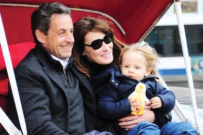 Una imagen de la felicidad tirada por un  caballo. 
Carla Bruni y Sarkozy se casaron el 2 de febrero de 2008 y su hija Giulia nació el 19 de octubre de 2011 en la clínica de la Muette