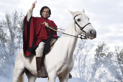 Una imagen de la ficción, con el exmandatario en un caballo blanco y con poncho