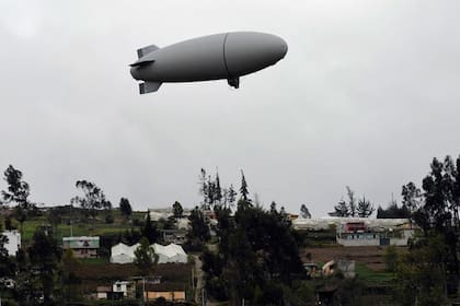 Una imagen de la Fuerza Aérea del Ecuador muestra el lanzamiento de un globo, que forma parte del proyecto Plataforma de Gran Altitud