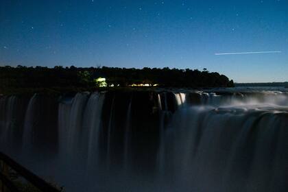 Una imagen de la Garganta del diablo a la luz de la luna llena
