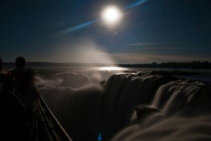 Una imagen de la Garganta del diablo a la luz de la luna llena