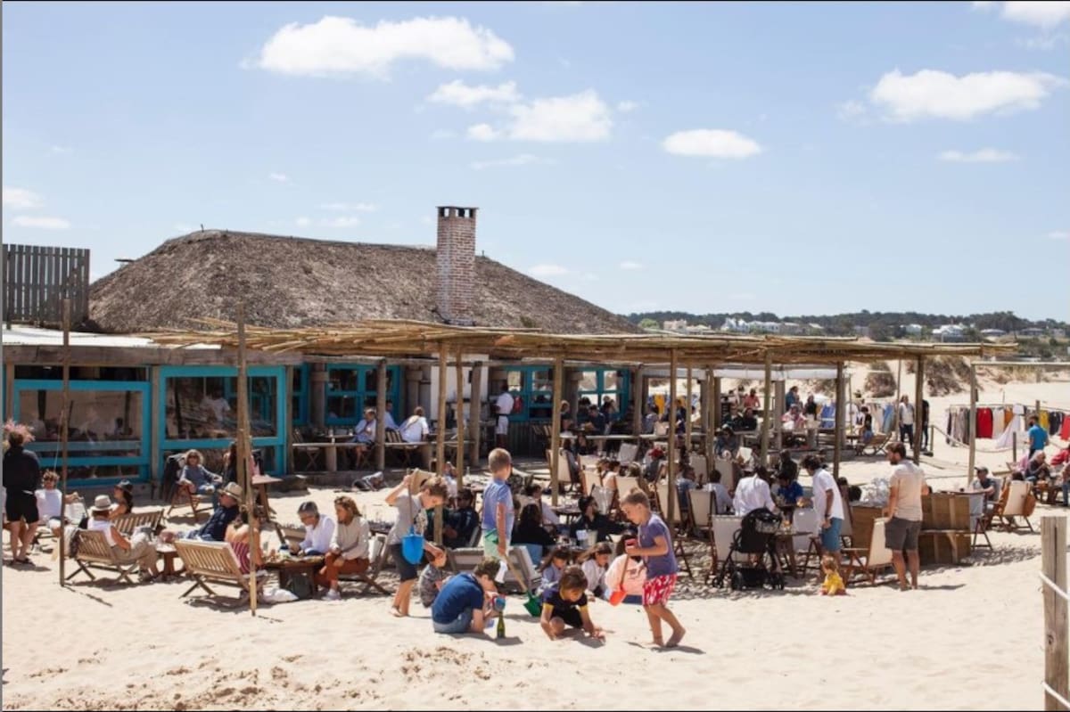 Dos amigos, un cuadro y una playa desierta: la particular historia de La Huella, el parador más exitoso de Uruguay