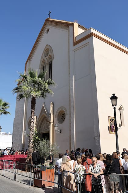 Una imagen de la iglesia, llena de gente ansiosa por saludar a los novios desde muy temprano