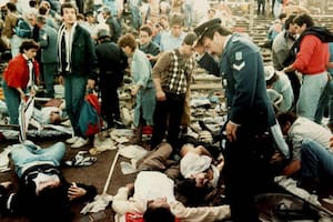 Una imagen de la masacre de Heysel, que dejó como saldo 39 muertos y 600 heridos. Sin embargo, el partido se jugó