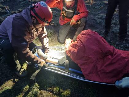 Una imagen de la mujer que se fracturó ayer, en el Cerro Colorado