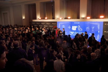 Una imagen de la muy concurrida ceremonia inaugural del festival en el hall del Teatro Auditorium