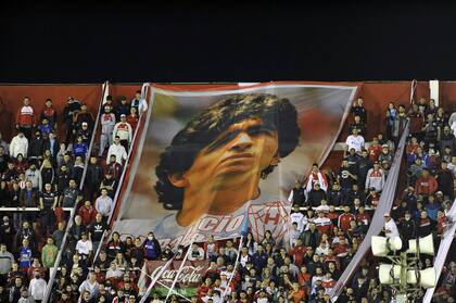 Una imagen de la pasión de los hinchas de Huracán, con Diego como postal de fondo