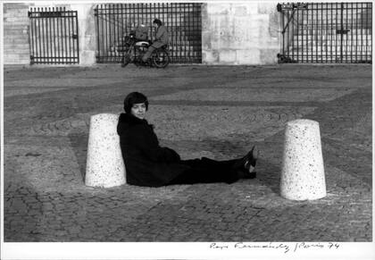 Una imagen de la poeta y cantautora en la Place Saint-Sulpice (1974)