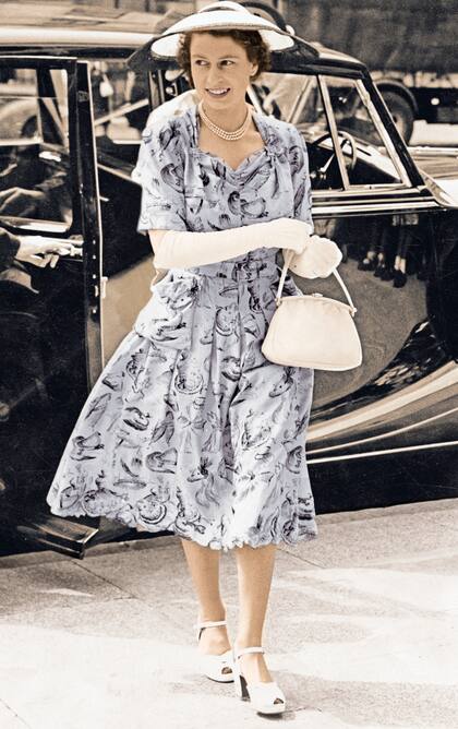 Una imagen de la Reina en 1953, con un look inusual en ella: vestido estampado y sandalias con punta boca de pez. Luego, adoptaría los zapatos cerrados -incluso, para el verano- y los trajes en colores lisos y llamativos. "Si me visto de beige, nadie me reconocería", dijo una vez para explicar su predilección por los tonos intensos.