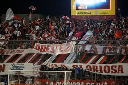 Una imagen de la tribuna popular de San Martín: el estadio siempre está repleto