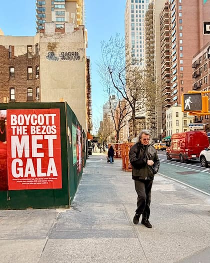 Una imagen de las calles de Nueva York y el llamado a boicotear la Gala del Met