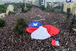 Más polarizado que nunca, Chile se arriesga a perder un lugar de privilegio en la región
