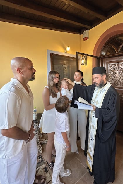 Una imagen de León
con sus padrinos, Emilie, Camille y Juan
Sebastián Verón, durante el ritual
