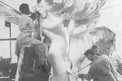 Una imagen de Lola Mora, cincel en mano, trabajando sobre una de Las Nereidas en su taller romano