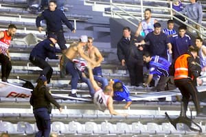 Hinchas rodando por las tribunas: crónica de la gravísima pelea entre Peñarol y Quilmes de Mar del Plata