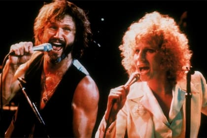Una imagen de Nace una estrella (1976), la película que reunió en pantalla a Streisand y Kristofferson