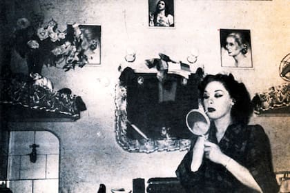 Una imagen de Navarro en su camarín, acompañada por una estampa de Jesucristo y dos de Eva Perón