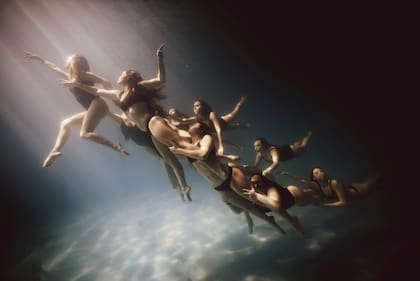 Una imagen de "Ninfas", su serie fotográfica que explora el cuerpo y el vínculo entre mujeres