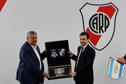 Una imagen de otro tiempo: Claudio Tapia le entrega un obsequio a Stefano Di Carlo; la relación entre River y la AFA se cortó.