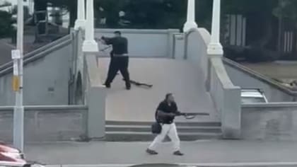 Una imagen de Sajid y Naveed Akram durante el ataque en Australia