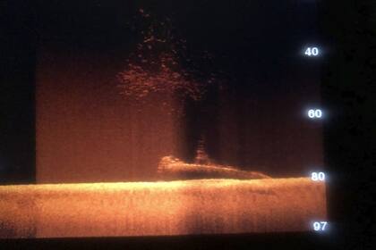 Una imagen de sonar muestra la silueta del submarino que yace en el fondo del océano en el Estrecho de Malaca
