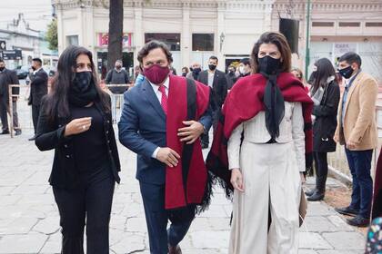 Una imagen de su cuenta de Instagram, en la que se la ve con su pilcha criolla junto al gobernador de Salta, Gustavo Sáenz. Como la pandemia acotó los actos conmemorativos, la intendenta le dijo a ¡HOLA!: “Con la esperanza de que la superaremos pronto, nos comprometemos para junio de 2022 a celebrar a lo grande a nuestro general Güemes”.