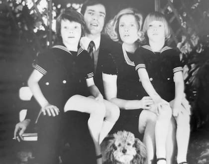 Una imagen de su infancia con su madre, la princesa Laetitia d’Arenberg; su padre, Leopold Franz
Erzherzog, príncipe de Toscana, y su hermano Sigmund, archiduque de Toscana