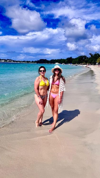 Una imagen de Tatiana y su madre en la playa, días antes de la llegada de la tormenta
