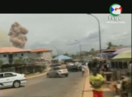 Una imagen de televisión muestra la columna de humo en el lugar de la explosión