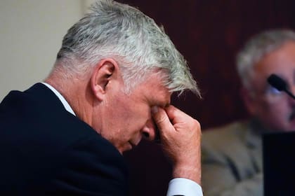 Una imagen de un consternado Alec Baldwin en el comienzo del juicio, dentro del tribunal
