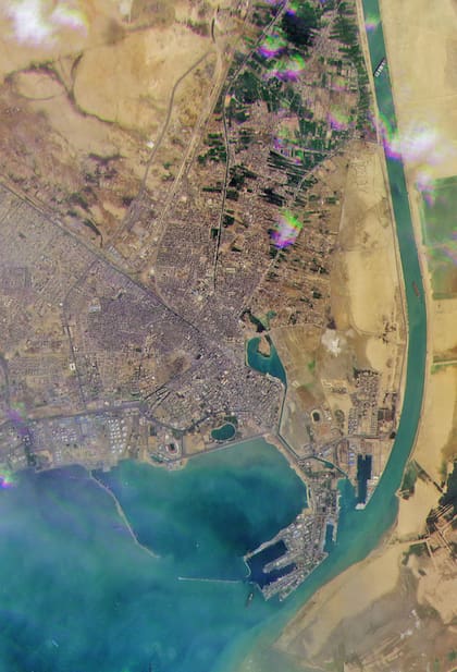 Una imagen de un folleto satelital publicada por Planet Labs Inc el 24 de marzo de 2021 muestra el buque portacontenedores MV 'Ever Given' (Evergreen), propiedad de Taiwán, un buque de 400 metros (1,300 pies) de largo y 59 metros de ancho, alojado de lado e impidiendo todo el tráfico a través de la vía fluvial del Canal de Suez de Egipto. - Un buque portacontenedores gigante encalló en el Canal de Suez después de que una ráfaga de viento lo desvió de su curso, dijo el operador del buque el 24 de marzo de 2021, lo que detuvo el tráfico marítimo en una de las rutas comerciales más transitadas del mundo.