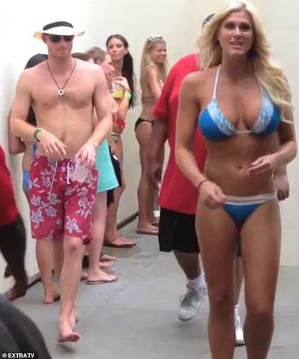 Una imagen de video de Harry y sus amigas después de la pool party, camino a su habitación de hotel.