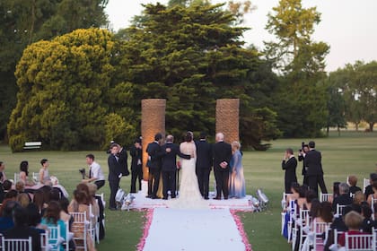 Una imagen del altar y los invitados.