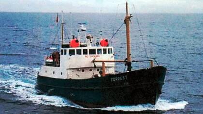 Una imagen del ARA Forrest surcando las aguas del océano Atlántico. El capitán Molini recibió el barco pintado de rojo y blanco. Durante una misión decidió cambiar el color del casco: tapó el rojo tan llamativo con pintura negra. Temiendo ser confundido y atacado por sus camaradas, envió un mensaje críptico: "Antes yo era de River y ahora soy árbitro”.