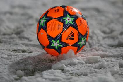 Una imagen del balón oficial de invierno durante el partido del grupo F de la Liga de Campeones de la UEFA entre el Atalanta y el Villarreal CF