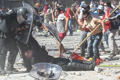 Una imagen del bestial ataque a la policía por militantes de izquierda