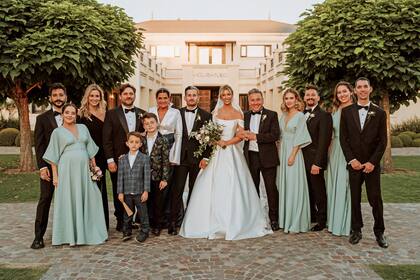 Una imagen del casamiento en enero de este año. De izquierda a derecha: Camilo y Evaluna; Alejandro Montaner y Ximena Datorre, junto a sus dos hijos, Matías y Alejandro; Marlene Rodríguez, Ricky, Stefi y Ricardo Montaner; Sara Escobar y Mau Montaner; Andrea Rodríguez (la sobrina de Marlene) y su marido, Cristóbal Brito.