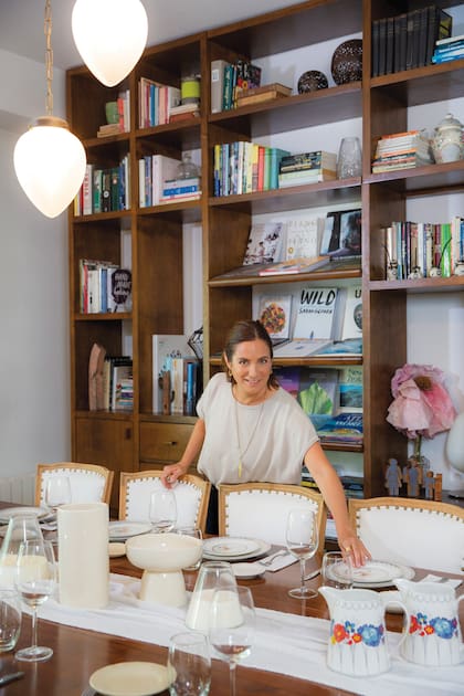 Una imagen del comedor de Juliana, con una enorme biblioteca. Casada con Ramiro Angió, Juliana tiene dos hijos, Benjamín (14) y Segundo (12). Ella es su propia empresa: da clases, escribe libros, tiene productos con su nombre, organiza viajes de cocina, hace contenido para marcas en redes sociales y está por lanzar su propio canal de cocina on demand.