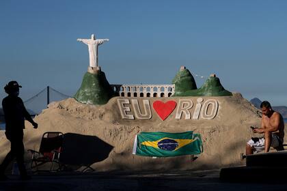Una imagen del Cristo Redentor en la playa; el turismo brasileño espera con desesperación el regreso de la actividad en un año perdido