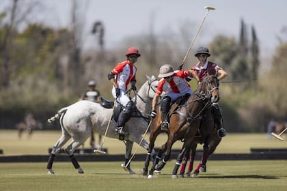 Una imagen del duelo que Kazak le ganó por 13-10 a La Irenita en Pilar