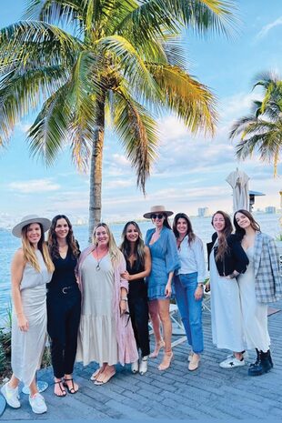 Una imagen del festejo que compartieron las amigas de la modelo en Instagram.