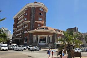 Parte del emblemático edificio de Punta de Este está abandonado, en venta, y espera renacer