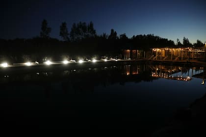 Una imagen del hotel de noche