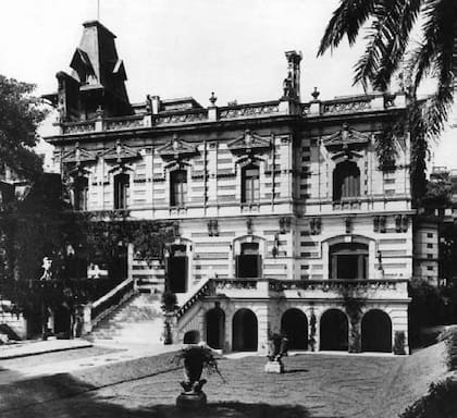 Una imagen del Palacio Hume tomada desde el jardín. Debajo de la gran escalera está ubicada la pileta de natación cubierta.