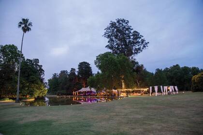 Una imagen del parque al caer la tarde, cuando se prendieron las velas y las guirnaldas de luces. Al fondo se ve la carpa donde se instaló la pista de baile.